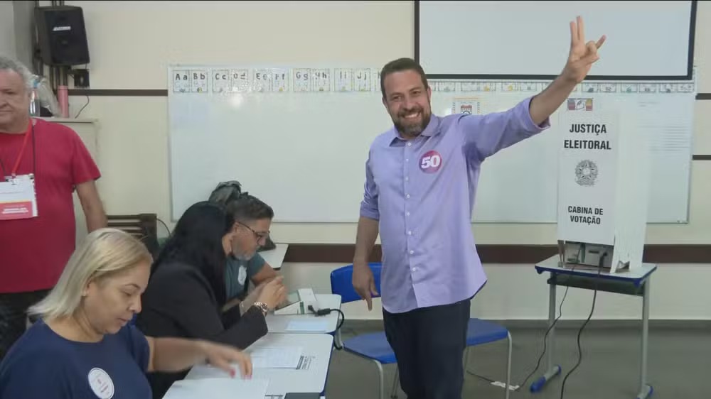 Candidato à Prefeitura de São Paulo, Guilherme Boulos enfrenta desafios eleitorais com coragem e fala sobre ataques e a importância da democracia.