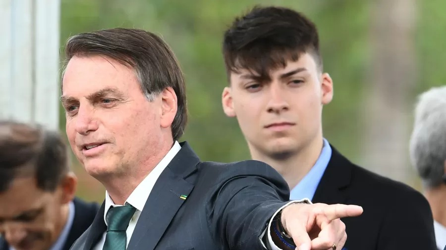 Jair Renan Bolsonaro, filho do ex-presidente, é eleito o vereador mais votado de Balneário Camboriú, SC, com 3.033 votos.