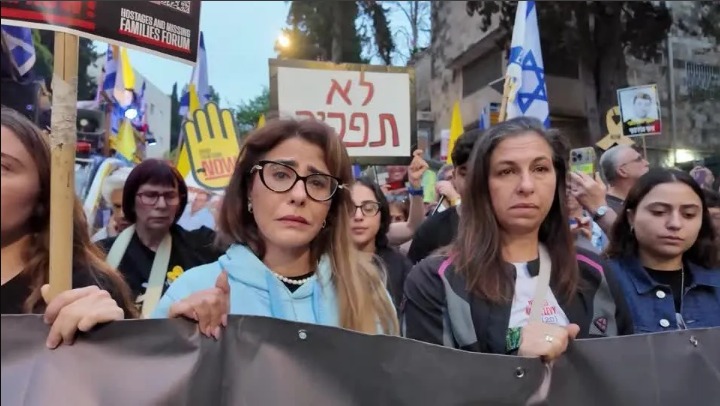 Famílias de reféns protestam em Jerusalém marcando um ano do ataque do Hamas, destacando dor, resiliência e esperança.