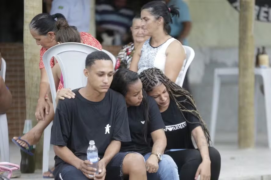 Enterro do caminhoneiro Geneilson Eustáquio Ribeiro gera protestos contra a violência no Rio, expondo dramas de uma tragédia urbana.